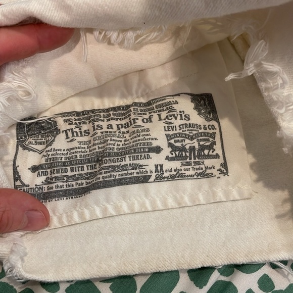 Levi’s 501 Cream Short Shorts - Picture 9 of 9